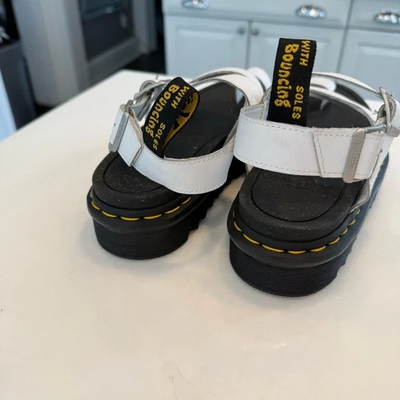 Dr Martens “AVRY” Women’s White Platform Sandals Size US 7 EU 38 NEW